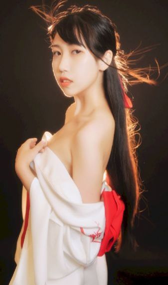 浪货趴办公桌h揉弄一根手指紧