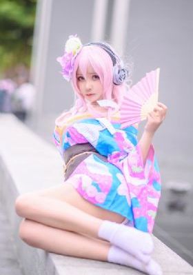 粉红色高跟鞋